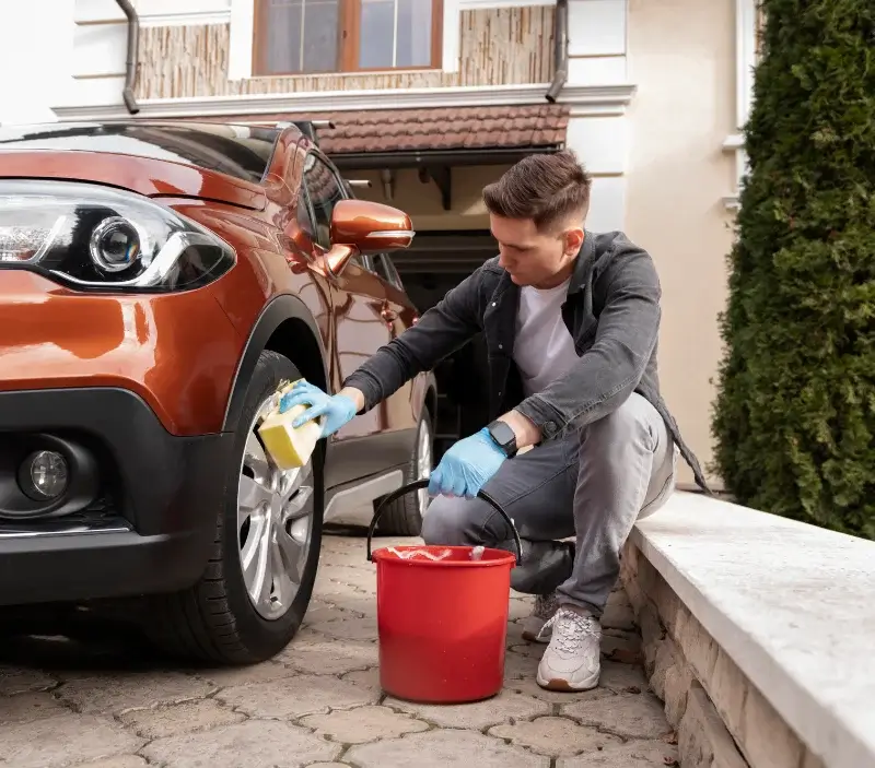 Lavage auto à domicile Le Gault-du-Perche : professionnel intervenant sur un véhicule